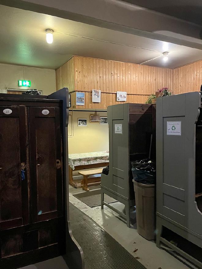 men&rsquo;s changing room